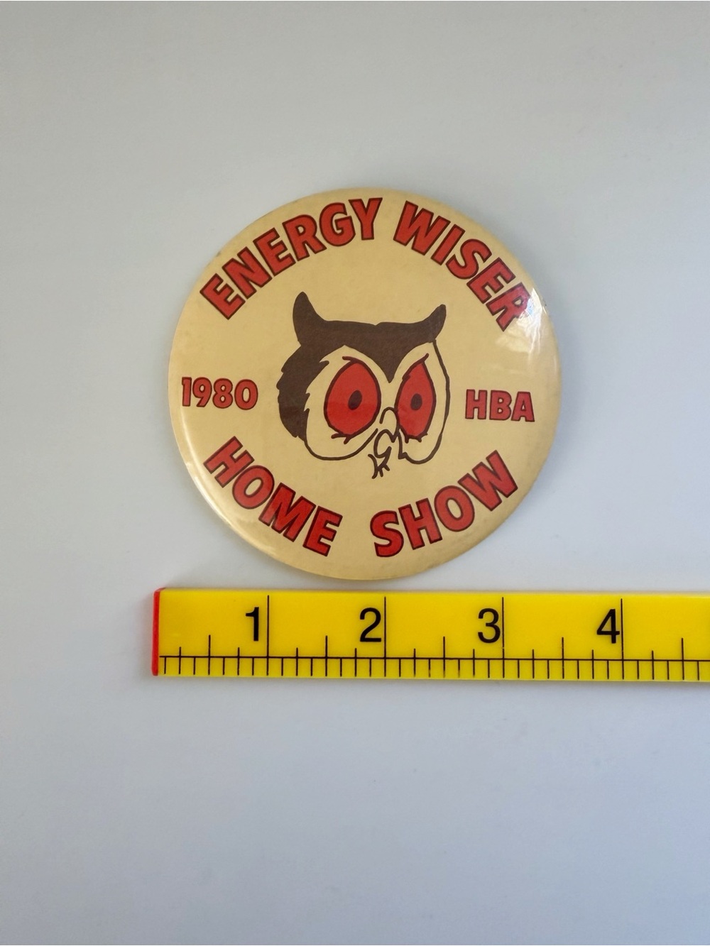Vintage 1980 HBA Energy Wiser Home Show Owl Large Button Pin - Picture 4 of 4